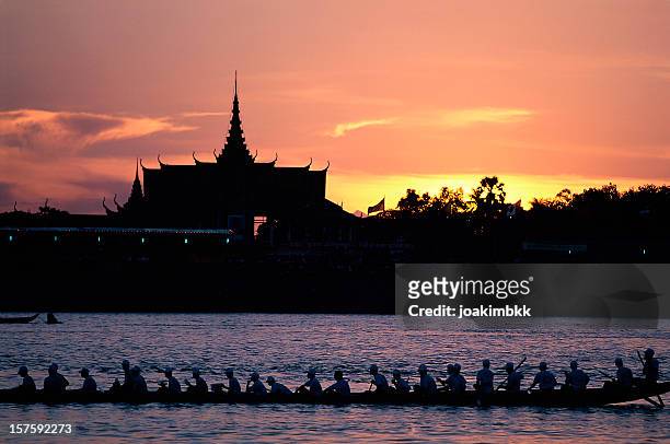 royal palace of phnom penh at dusk in cambodia - phnom penh stock pictures, royalty-free photos & images