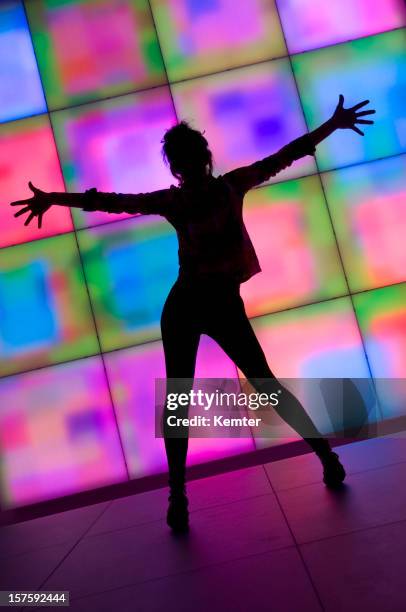 silueta de mujer bailando - pared de vídeo fotografías e imágenes de stock