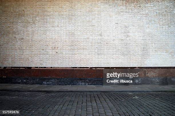 fondo urbano reino unido-white brick wall con acera - adoquinado fotografías e imágenes de stock