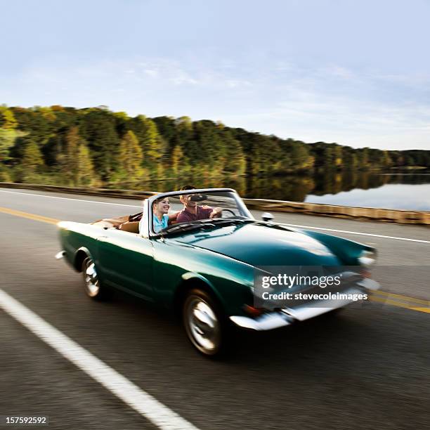 viaggio su strada - automobile da collezionista foto e immagini stock