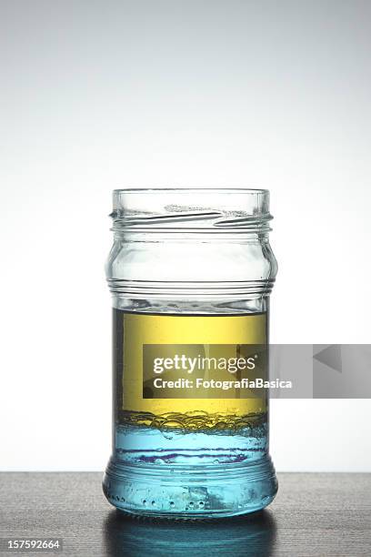 óleo e água não misture - óleo de cozinha imagens e fotografias de stock