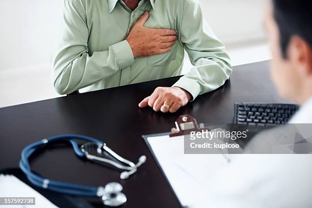hombre viejo en un control médico de rutina - cardiopatía fotografías e imágenes de stock