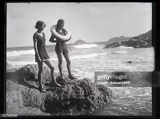 mädchen am strand-vintage foto - beach photos stock-fotos und bilder