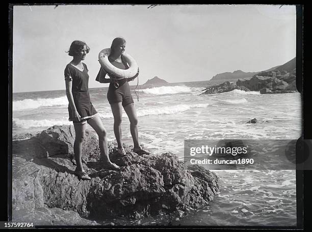 girls at the seaside - vintage photograph - ouderwets stockfoto's en -beelden