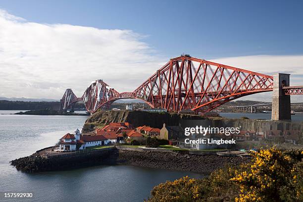 firth of forth rail bridge in edinburgh scotland - firth of forth rail bridge stock pictures, royalty-free photos & images