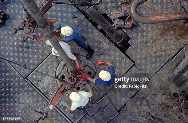 drill workers - olie industrie stockfoto's en -beelden