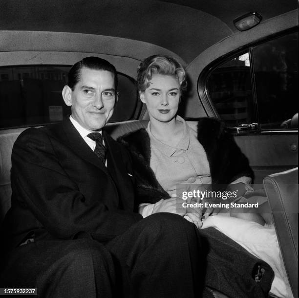 British actress Susan Shaw with TV producer Ronald Rowson in the back of a car following their wedding ceremony, December 1st 1959.