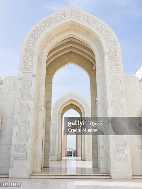 bogengang große sultan-qabus-moschee, muscat im oman - grand mosque oman stock-fotos und bilder