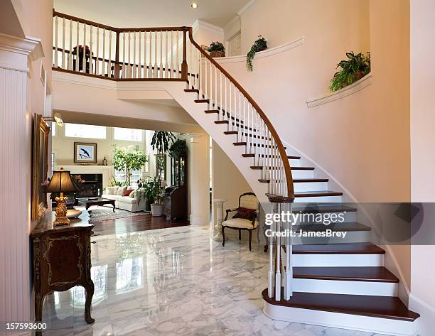 escalera blanca de gran vestíbulo, piso de mármol reflejan diseño interior de la casa - real estate fotografías e imágenes de stock