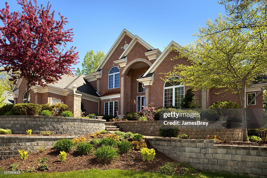 Mansion Home Design esterno; lastricata terrazzati, fogliame colorato paesaggio di primavera