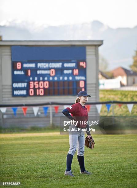 baseball-spieler stehen im linken bereich mit anzeigetafel hinter - baseball scoreboard stock-fotos und bilder