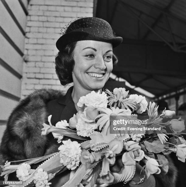 American singer Kay Starr holding flowers at Victoria Station in London, September 28th 1959.