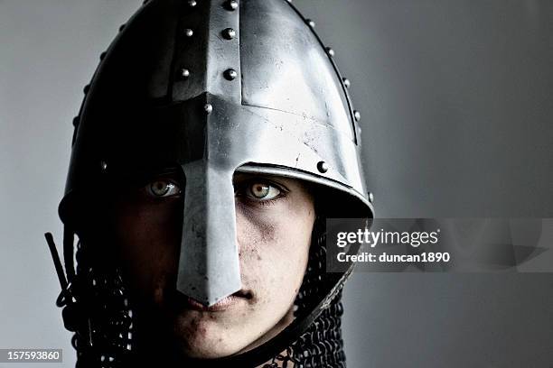 jovem norman knight - capacete tradicional imagens e fotografias de stock