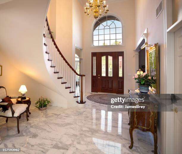 großes foyer; treppe, kronleuchter und marmor-etage bieten home interior design - big house stock-fotos und bilder