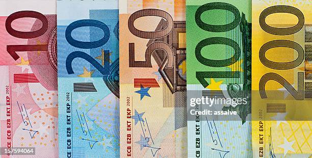 euro billetes de banco de moneda - monedas de la unión europea fotografías e imágenes de stock