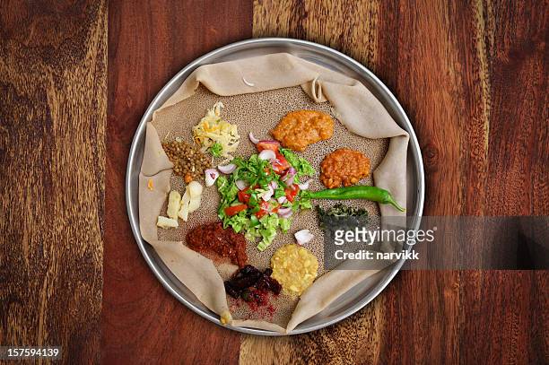 インジェラお食事 - エチオピア人 ストックフォトと画像