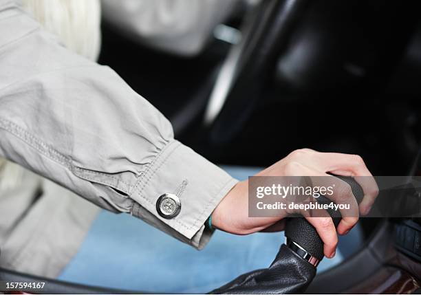 woman hand on gearshift in car - auto fahren stock pictures, royalty-free photos & images