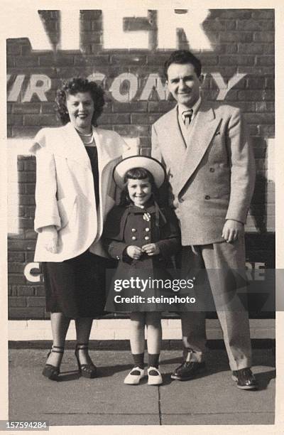 familia vintage instantánea - 1940s fotografías e imágenes de stock