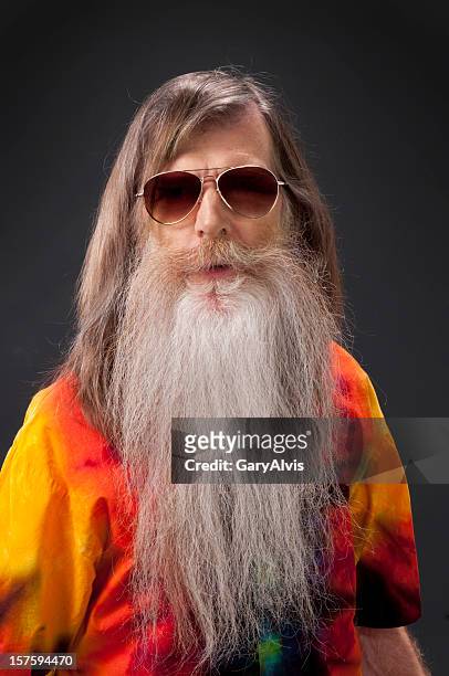 deutsche hippie mann mit sonnenbrille und batik-hemd/isoliert - langer bart stock-fotos und bilder