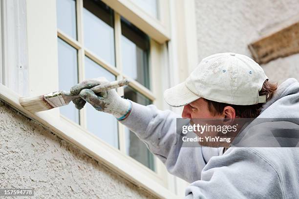 house painter reparador pintura ventana de bricolaje y reparación - marco de ventana fotografías e imágenes de stock