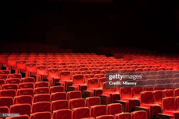 roten platz zeilen in den auditorium-kino bietet - cannes croisette stock-fotos und bilder
