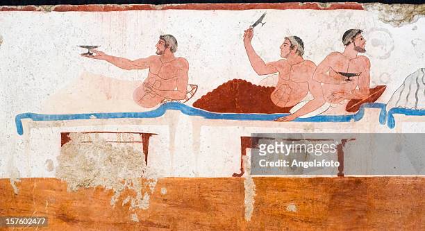 antike griechische fresco:  diver grabmal, paestum - festmahl stock-fotos und bilder