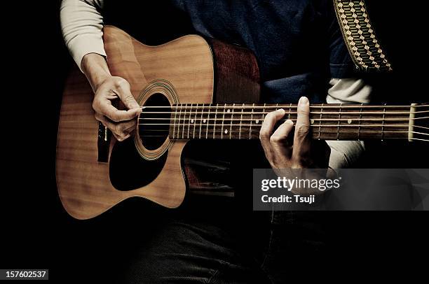 suona la chitarra - acoustic guitar foto e immagini stock