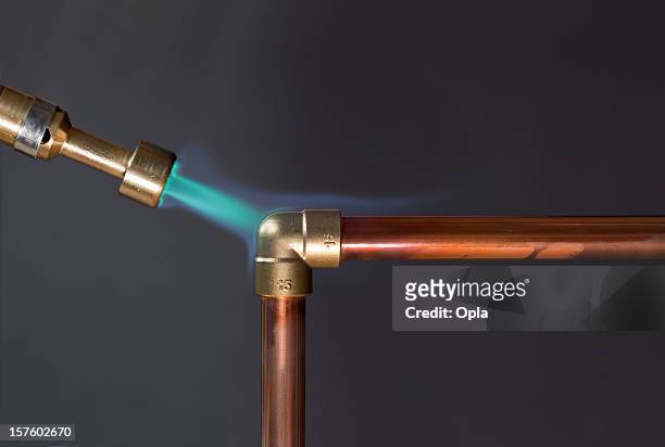 tubulação de cobre chama de aquecimento, a gás - brass - fotografias e filmes do acervo
