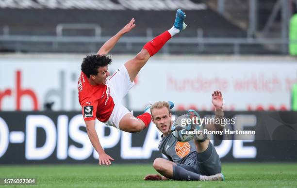 Lucas Brumme of Essen and Henry Jon Crosthwaite of Halle compete for the ball during the 3. Liga match between Hallescher FC and Rot-Weiss Essen at...