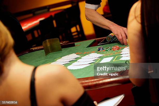 casino-pokertische - black jack hand stock-fotos und bilder