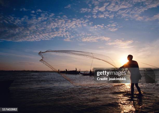 net fisherman on the mekong river in cambodia - netvissen stockfoto's en -beelden
