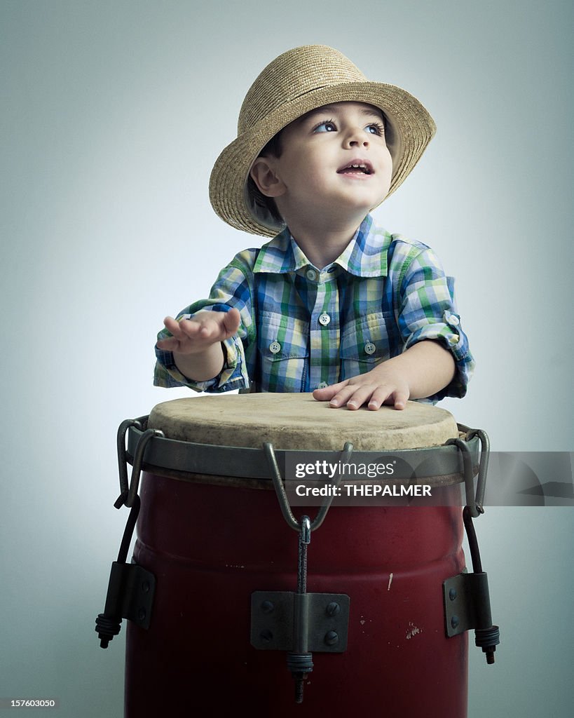 Kubanische Junge spielt latin-percussion