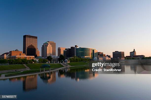 dayton ohio stadt skyline in der dämmerung - dayton ohio stock-fotos und bilder