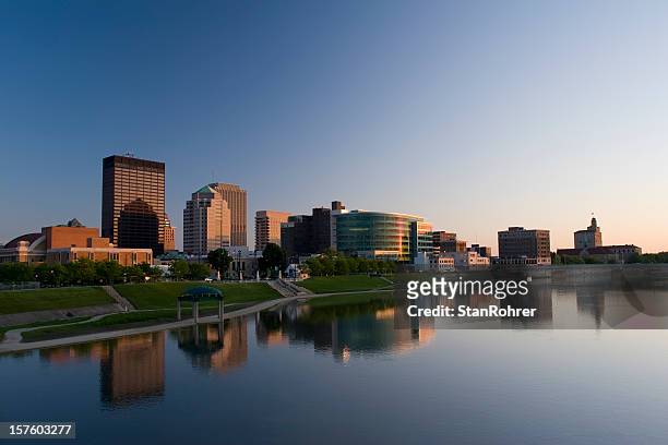 dayton ohio vista da cidade skyline ao anoitecer - dayton imagens e fotografias de stock