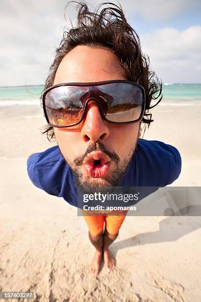 olho de peixe-jovem mandar um beijo - man sunglasses face imagens e fotografias de stock