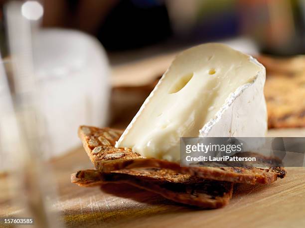 ブリチーズのクラッカーとワイン - ブリーチーズ ストックフォトと画像