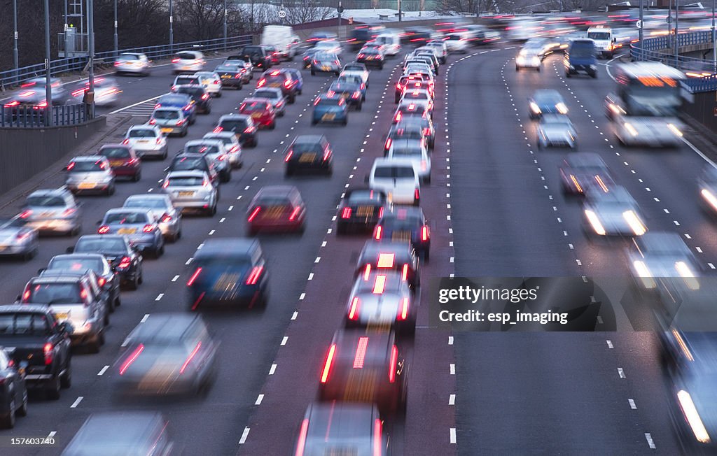 忙しい都市高速道路の夕暮れ