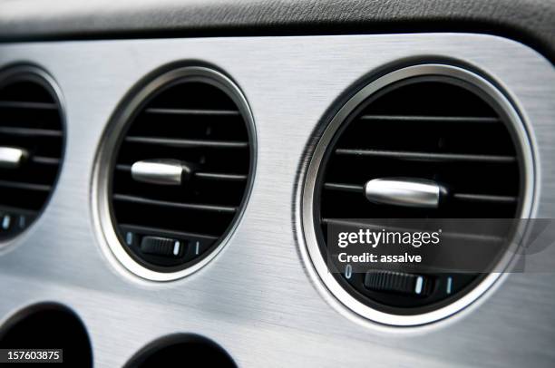 elegante de ventilación de aire en un coche deportivo - cuadro de instrumentos fotografías e imágenes de stock