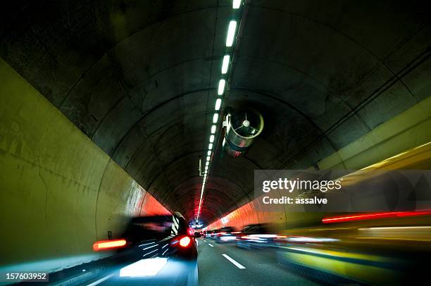 hora pico y traffc jam en túnel - túnel de carretera fotografías e imágenes de stock