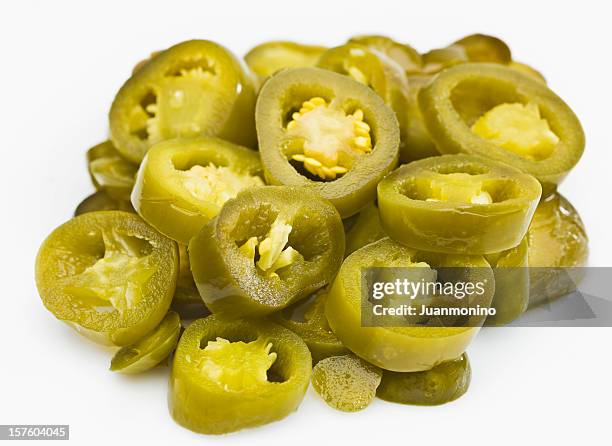 heap of sliced jalapeno peppers - jalapeño stockfoto's en -beelden