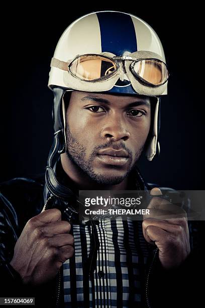 jovem motociclista com capacete vintage - capacete capacete esportivo - fotografias e filmes do acervo