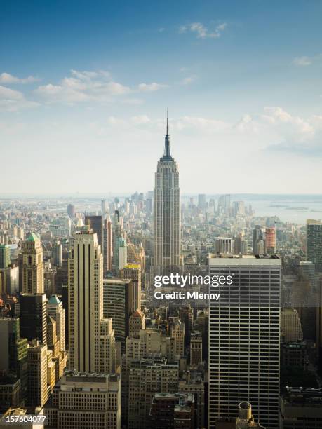 tagsüber blick auf die skyline von new york - empire state building stock-fotos und bilder