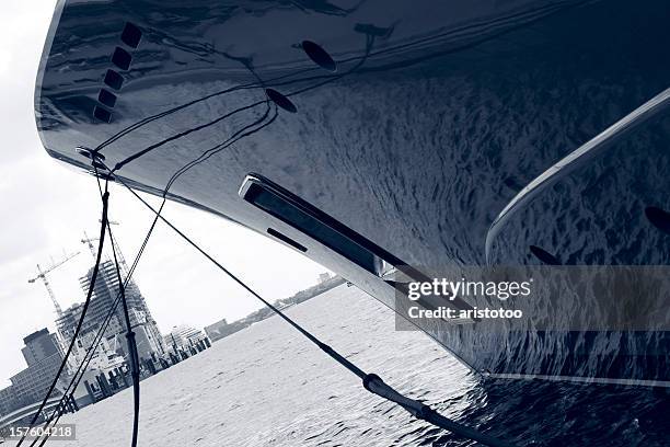 elbphilharmonie & motor yacht bow - motorjacht stockfoto's en -beelden