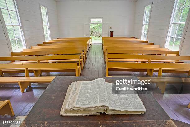 vista da igreja púlpito - banco de igreja imagens e fotografias de stock