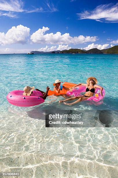 freunde haben spaß auf spring break urlaub in der karibik - women tanning beach drink stock-fotos und bilder