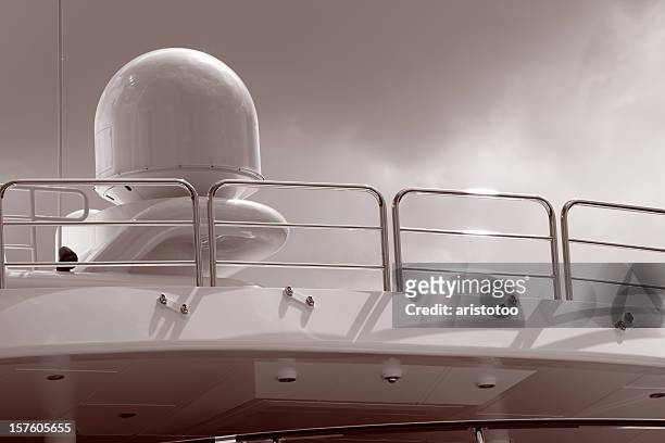 système de navigation par satellite sur yacht à moteur - satnav photos et images de collection