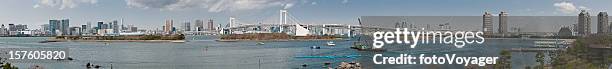 東京湾メガお台場から、レインボーブリッジのパノラマに広がる港区中央区日本 - 東京湾 ストックフォトと画像