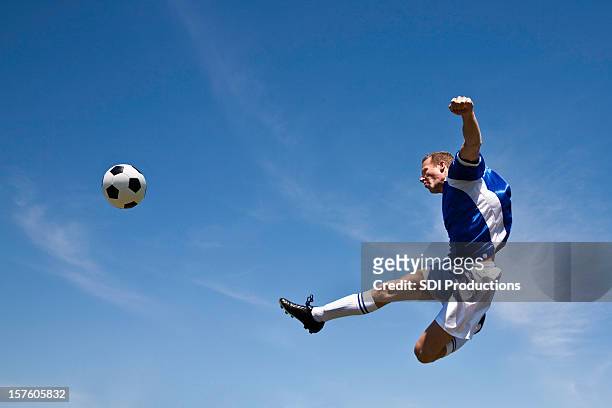 jogador de futebol no ar rematar a bola - rematar à baliza imagens e fotografias de stock