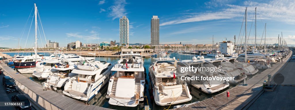 Mediterrane marina Yachten und Motorboote Barcelona beach waterfront panorama Spanien