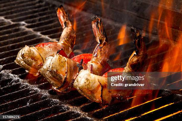grilled jumbo bacon wrapped shrimp and tomatoes - shrimp seafood stockfoto's en -beelden